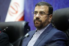 صاحب اختیار اما دست به عصا 